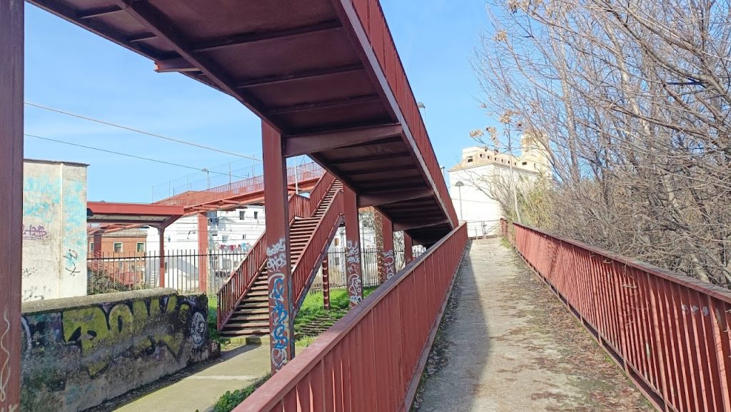 Estado actual de la pasarela peatonal junto a la Estación de Renfe. (Foto: La Crónic@)