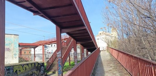 Estado actual de la pasarela peatonal junto a la Estación de Renfe. (Foto: La Crónic@)
