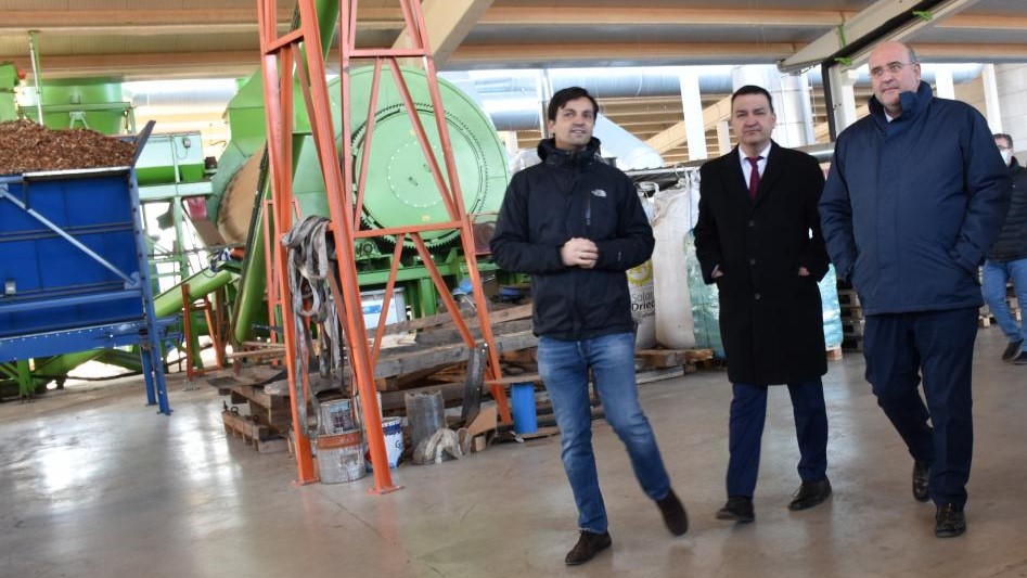 El vicepresidente de Castilla-La Mancha y el consejero de Agricultura, durante su visita a las instalaciones de L. Pernía, en Chiloeches.