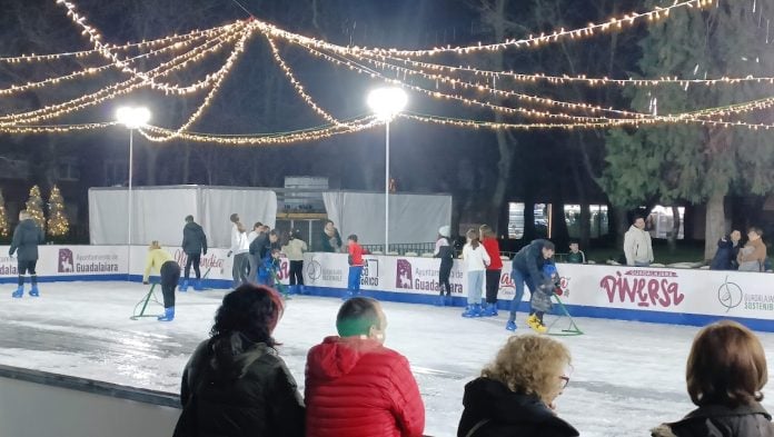 Pista de hielo instalada en el parque de la Concordia. (Foto: La Crónic@)