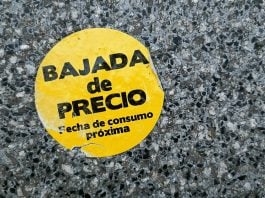 Anuncio de un producto a punto de caducar, pegatina que puede verse desde hace semanas en la acera de la Subdelegación del Gobierno de Guadalajara. (Foto: La Crónic@)