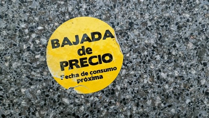 Anuncio de un producto a punto de caducar, pegatina que puede verse desde hace semanas en la acera de la Subdelegación del Gobierno de Guadalajara. (Foto: La Crónic@)