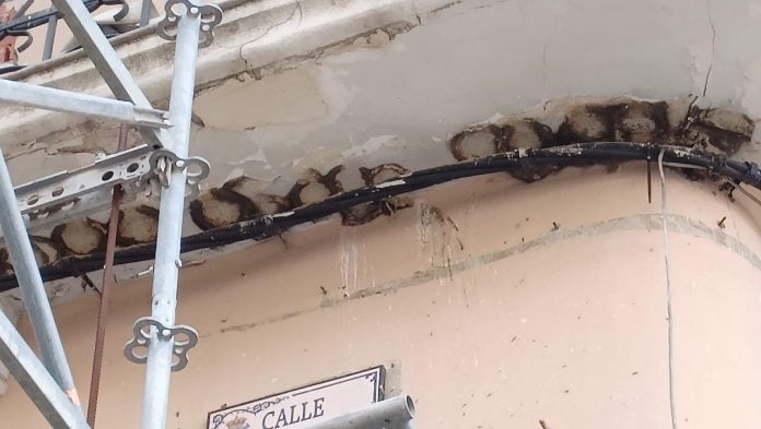 Restos de los nidos en el edificio del Maragato. (Foto: La Crónic@)