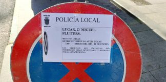 Señales como esta se veían ya desde la víspera del inicio de la prohibición de aparcar en Miguel Fluiters. (Foto: La Crónic@)