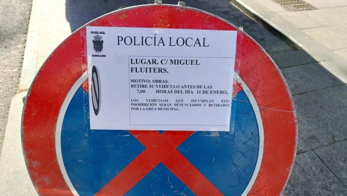 Señales como esta se veían ya desde la víspera del inicio de la prohibición de aparcar en Miguel Fluiters. (Foto: La Crónic@)