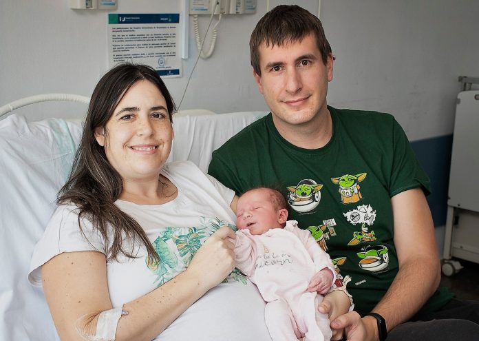Vega, la primera alcarreña nacida en 2023, con sus padres en el Hospital de Guadalajara.