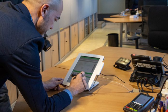 Israel Marco, probando el nuevo sistema del Registro del Ayuntamiento de Guadalajara.