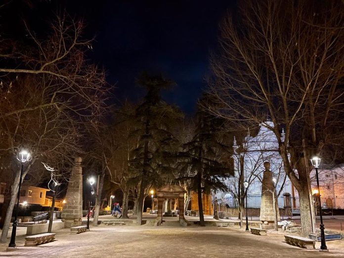 Vista nocturna de la Alameda de Sigüenza en febrero de 2023. (Foto: La Crónic@)
