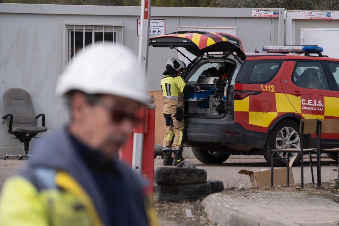 Desde antes de media mañana, técnicos y bomberos han coincidido en el lugar del suceso, en Cabanillas del Campo. (Foto: Nacho Izquierdo)