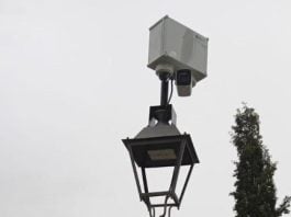 Ejemplo de cámara de videovigilancia, instalada en este caso encima de una farola en un pueblo de Guadalajara.