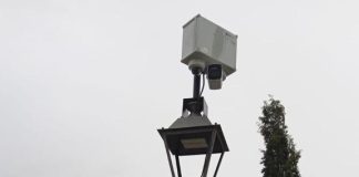 Ejemplo de cámara de videovigilancia, instalada en este caso encima de una farola en un pueblo de Guadalajara.