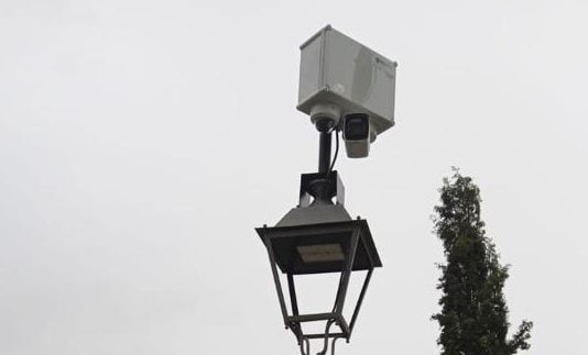 Ejemplo de cámara de videovigilancia, instalada en este caso encima de una farola en un pueblo de Guadalajara.