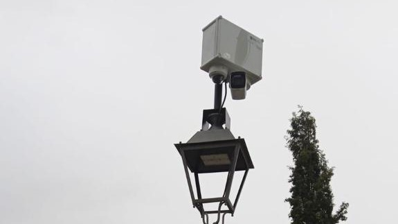 Ejemplo de cámara de videovigilancia, instalada en este caso encima de una farola en un pueblo de Guadalajara.