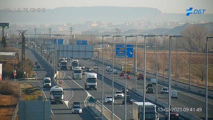 Camiones en la A-2, desde una cámara de la DGT. Al fondo, Guadalajara, el 13 de febrero de 2023.