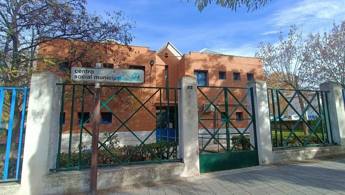 Exterior del Centro Social de la calle Cifuentes en 2023, antes de su reforma. (Foto: La Crónic@)