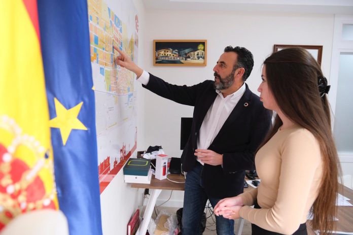 Carla, en el inicio de su jornada junto al alcalde de Azuqueca. (Foto: Ayuntamiento de Azuqueca de Henares)