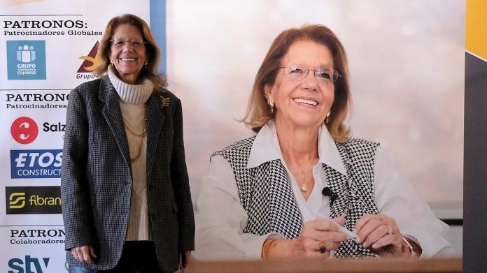 Elvira Rodríguez por duplicado en el foro de Murcia donde ha realizado estas declaraciones. (Foto: EP)