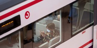 Una mujer con mascarilla dentro de un tren de Cercanías, en la estación Puerta de Atocha-Almudena Grandes. (Foto: EP)
