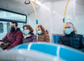 Pasajareos de un autobús, con la todavía preceptiva mascarilla en el último día de aplicación de la medida, el 7 de febrero de 2023. (Foto: Gabriel Luengas / Europa Press)
