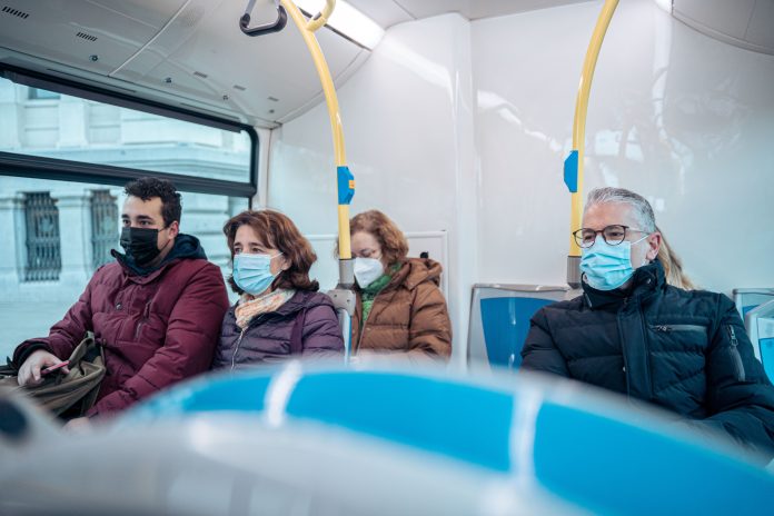 Pasajareos de un autobús, con la todavía preceptiva mascarilla en el último día de aplicación de la medida, el 7 de febrero de 2023. (Foto: Gabriel Luengas / Europa Press)