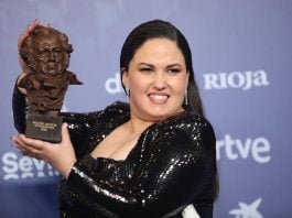 La ganadora a Mejor Actriz Revelación por 'Cerdita' , Laura Galán, posa con su premio. (Foto: EP)