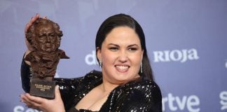 La ganadora a Mejor Actriz Revelación por 'Cerdita' , Laura Galán, posa con su premio. (Foto: EP)