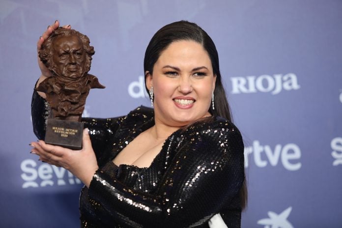 La ganadora a Mejor Actriz Revelación por 'Cerdita' , Laura Galán, posa con su premio. (Foto: EP)