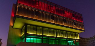 Ejemplo de iluminación nocturna en el edificio Arriaca Digital de la Plaza del Concejo de Guadalajara.