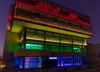 Así se presenta este año el Día del Orgullo en Castilla-La Mancha Ejemplo de iluminación nocturna en el edificio Arriaca Digital de la Plaza del Concejo de Guadalajara.