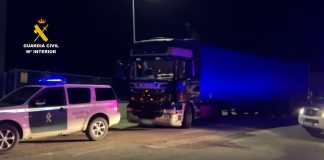 Este es el camión que transportaba media tonelada de hachís hasta que fue interceptado en la A-2, en Torija. (Foto: Guardia Civil)