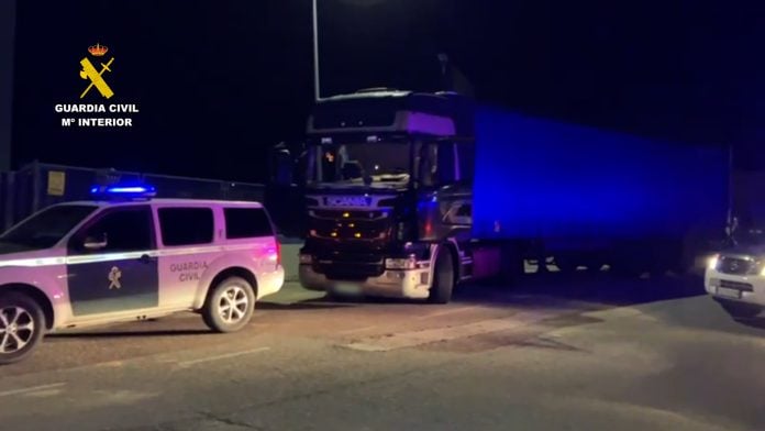 Este es el camión que transportaba media tonelada de hachís hasta que fue interceptado en la A-2, en Torija. (Foto: Guardia Civil)
