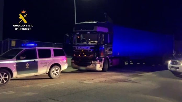 incautacion-de-530-kilos-de-hachis-en-un-camion-7 Este es el camión que transportaba media tonelada de hachís hasta que fue interceptado en la A-2, en Torija. (Foto: Guardia Civil)