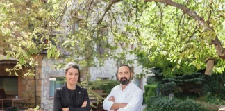 Los responsables de Molino de Alcuneza, en el exterior de su local.