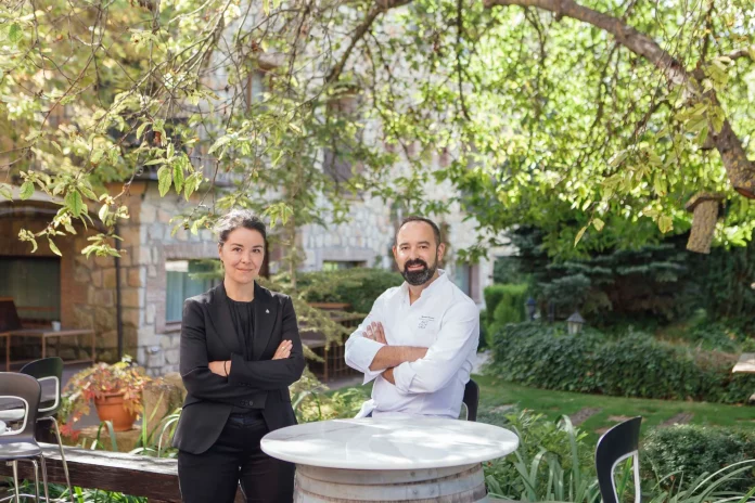 Los responsables de Molino de Alcuneza, en el exterior de su local.