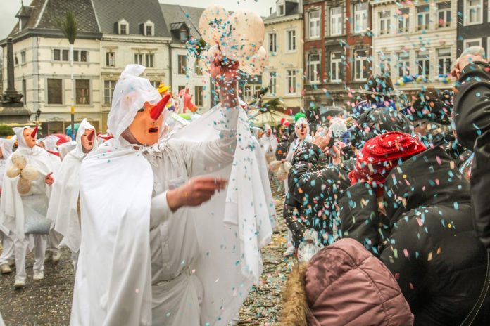 El Carnaval es especialmente espectacular en la localidad valona de Stavelot.