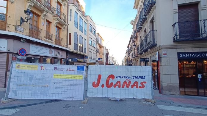 La valla de las obras de Miguel Fluiters se desplazará desde aquí hasta la Plaza Mayor. (Foto: La Crónic@)