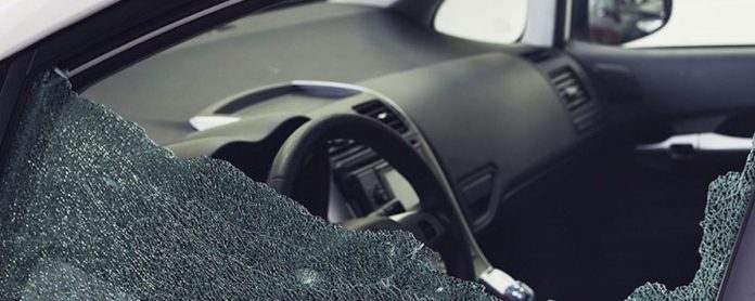 ventanilla-rota-coche-robo-carglass Supuestamente, las detenidas accedían al interior de los coches a las bravas, rompiendo las ventanillas. (Foto: Carglass)