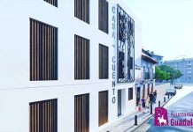 En primer plano, el nuevo edificio para la Casa del Cuento y, más al fondo, la fachada de la que fue residencia del pintor Carlos Santiesteban