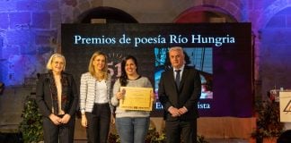 El rotulo de marras anunciando el inexistente premio "Río Hungria" en lugar del correcto "Río Ungría".