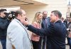El presidente regional ha saludado de este modo al alcalde de Molina de Aragón, en la sede del Obispado.