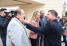 El presidente regional ha saludado de este modo al alcalde de Molina de Aragón, en la sede del Obispado.