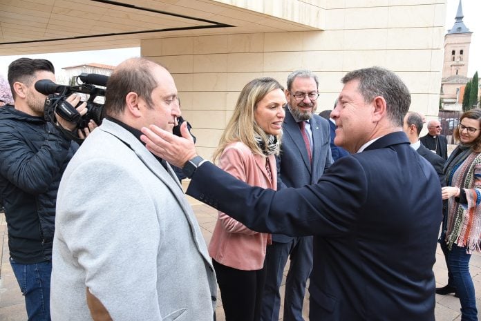El presidente regional ha saludado de este modo al alcalde de Molina de Aragón, en la sede del Obispado.