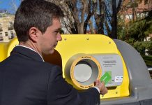 El sistema te reconoce por tu tarjeta o con la app de tu móvil antes de depositar los envases.