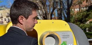 El sistema te reconoce por tu tarjeta o con la app de tu móvil antes de depositar los envases.