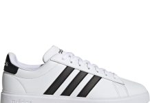Adidas y sus inconfundibles tres bandas en el lateral.