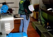La Guardia Civil durante la inspección de una de las dos almazaras implicadas en el robo de aceitunas.