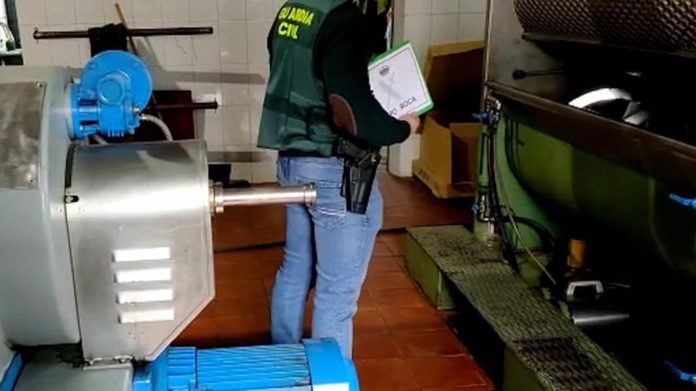 Imagen de la operación Kalabrea. La Guardia Civil durante la inspección de una de las dos almazaras implicadas en el robo de aceitunas.