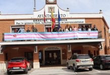 Bandera trans en el Ayuntamiento de Azuqueca, el 31 de marzo de 2023.