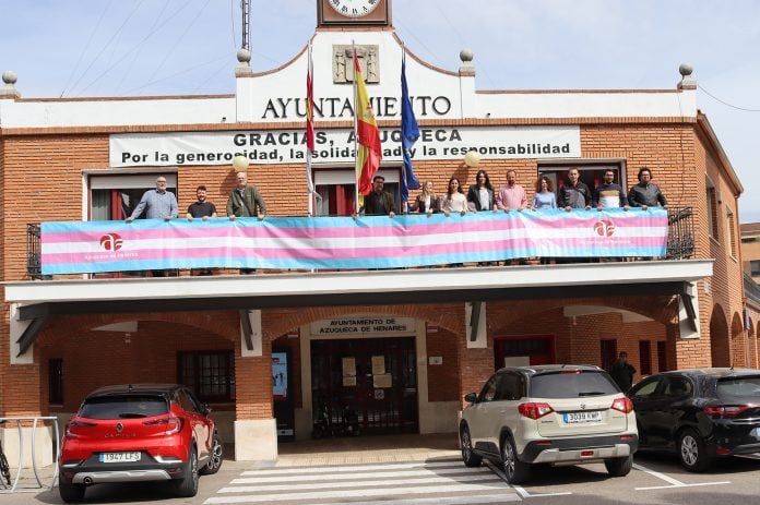 Bandera trans en el Ayuntamiento de Azuqueca, el 31 de marzo de 2023.