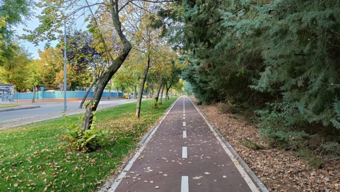 Cabanillas propicia la vida sana de sus vecinos con numerosos parques e incluso tramos de carril bici, como este. Ahora quiere confirmarlo con una encuesta. (Foto: La Crónic@)